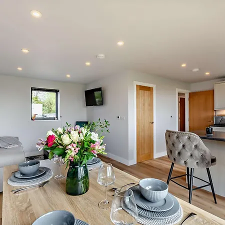 2 Bed In 94056 Tosside